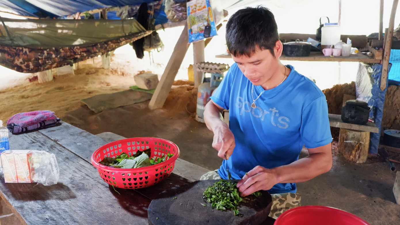 Người thái rau nấu canh. Người thái rau nấu canh.