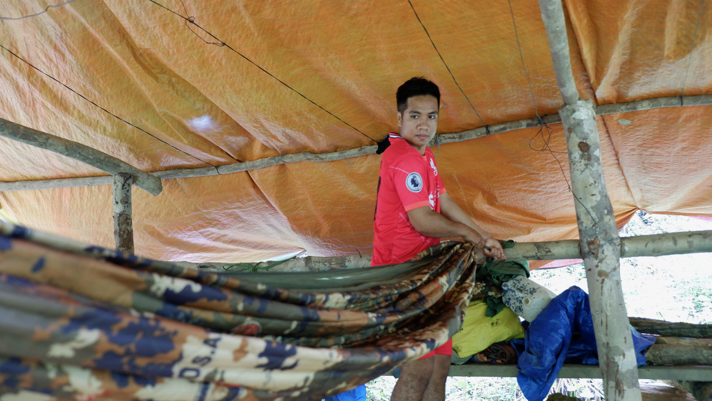 Bnước Nam (22 tuổi) thành viên trẻ tuổi nhất tại trạm bảo vệ Khe Tà Vạt đang chuẩn bị võng để cho anh em ngủ. "Hơn 1 năm ngủ võng, em đã quen rồi. Giờ về ngủ giường không ngủ được" Nam chia sẻ. Bnước Nam (22 tuổi) thành viên trẻ tuổi nhất tại trạm bảo vệ Khe Tà Vạt đang chuẩn bị võng để cho anh em ngủ. "Hơn 1 năm ngủ võng, em đã quen rồi. Giờ về ngủ giường không ngủ được" Nam chia sẻ.