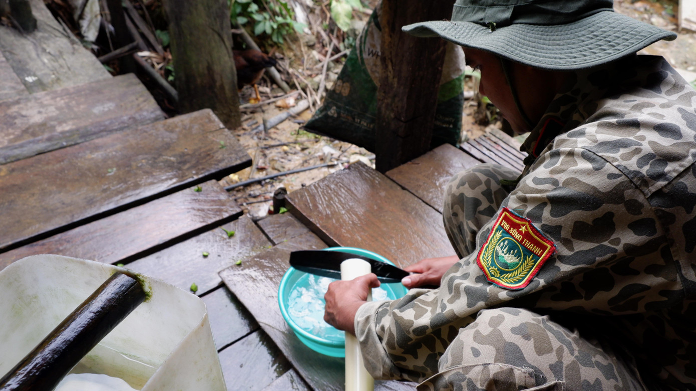 Người xắt thân chuối rừng làm rau, cải thiện. Người xắt thân chuối rừng làm rau, cải thiện.