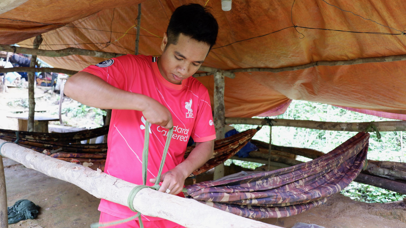 Tính đến tháng 3/2022, Ban quản lý Vườn quốc gia Sông Thanh đã ký với 236 hợp đồng lao động chuyên trách bảo vệ rừng. Đây là lực lượng nòng cốt để thực hiện công tác quản lý bảo vệ rừng, tuần tra, kiểm tra rừng, phân công bố trí làm việc tại Văn phòng Ban quản lý, Đội cơ động bảo vệ rừng và các Trạm quản lý bảo vệ rừng trực thuộc. Tính đến tháng 3/2022, Ban quản lý Vườn quốc gia Sông Thanh đã ký với 236 hợp đồng lao động chuyên trách bảo vệ rừng. Đây là lực lượng nòng cốt để thực hiện công tác quản lý bảo vệ rừng, tuần tra, kiểm tra rừng, phân công bố trí làm việc tại Văn phòng Ban quản lý, Đội cơ động bảo vệ rừng và các Trạm quản lý bảo vệ rừng trực thuộc.