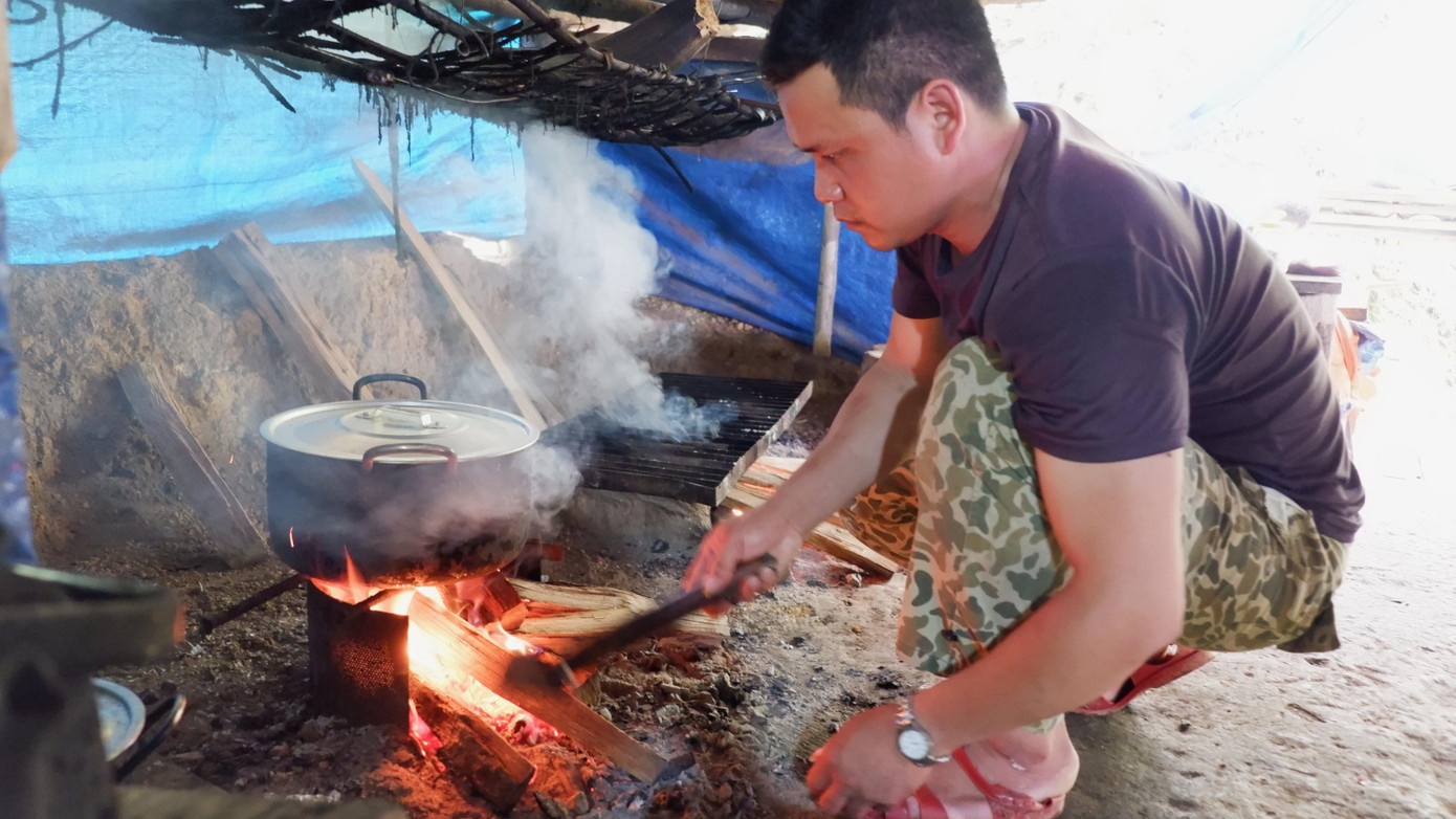Người đun lửa, nấu cơm, nấu nước. Người đun lửa, nấu cơm, nấu nước.