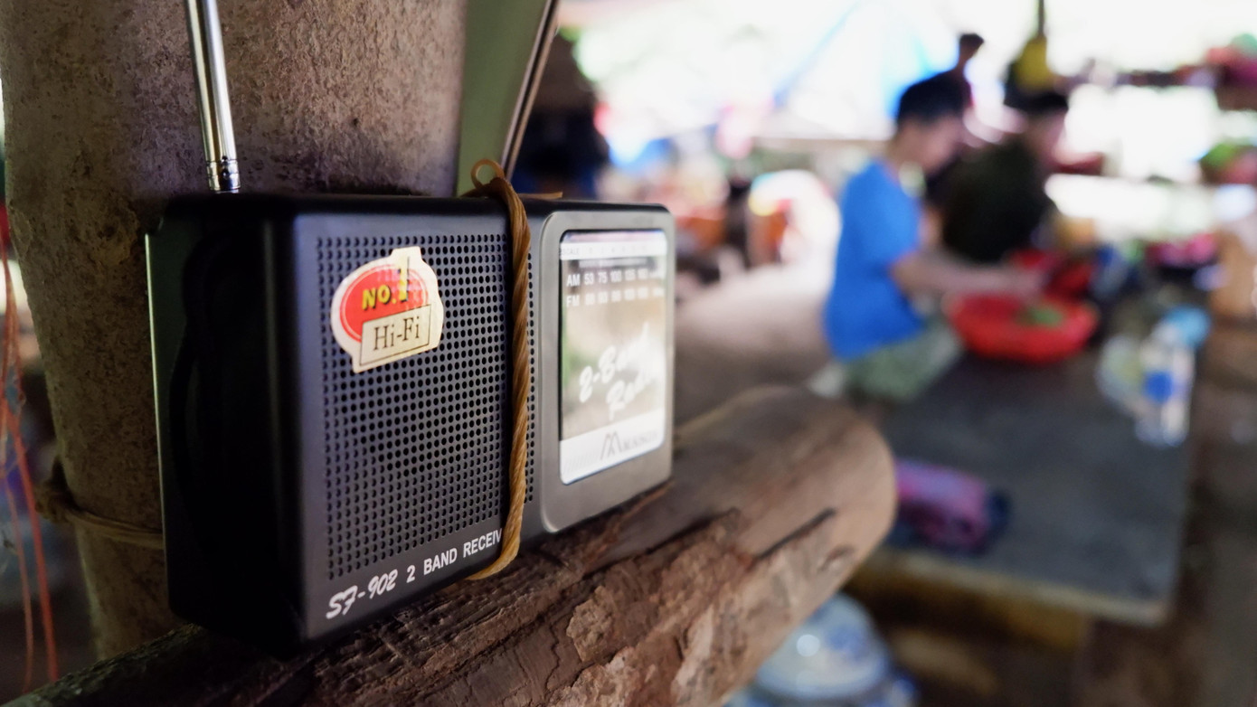 Giữa rừng già, không có sóng điện thoại, chiếc radio trở thành phương tiện, kênh giải trí duy nhất của anh em. Giữa rừng già, không có sóng điện thoại, chiếc radio trở thành phương tiện, kênh giải trí duy nhất của anh em.