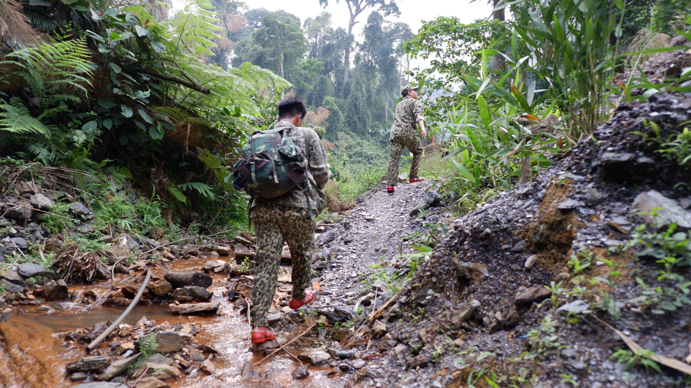 Để bảo vệ rừng, hàng ngày anh em phải băng rừng lội suối để đến các điểm trước đây thường xuyên xảy ra phá rừng, khai thác vàng trái phép. Để bảo vệ rừng, hàng ngày anh em phải băng rừng lội suối để đến các điểm trước đây thường xuyên xảy ra phá rừng, khai thác vàng trái phép.