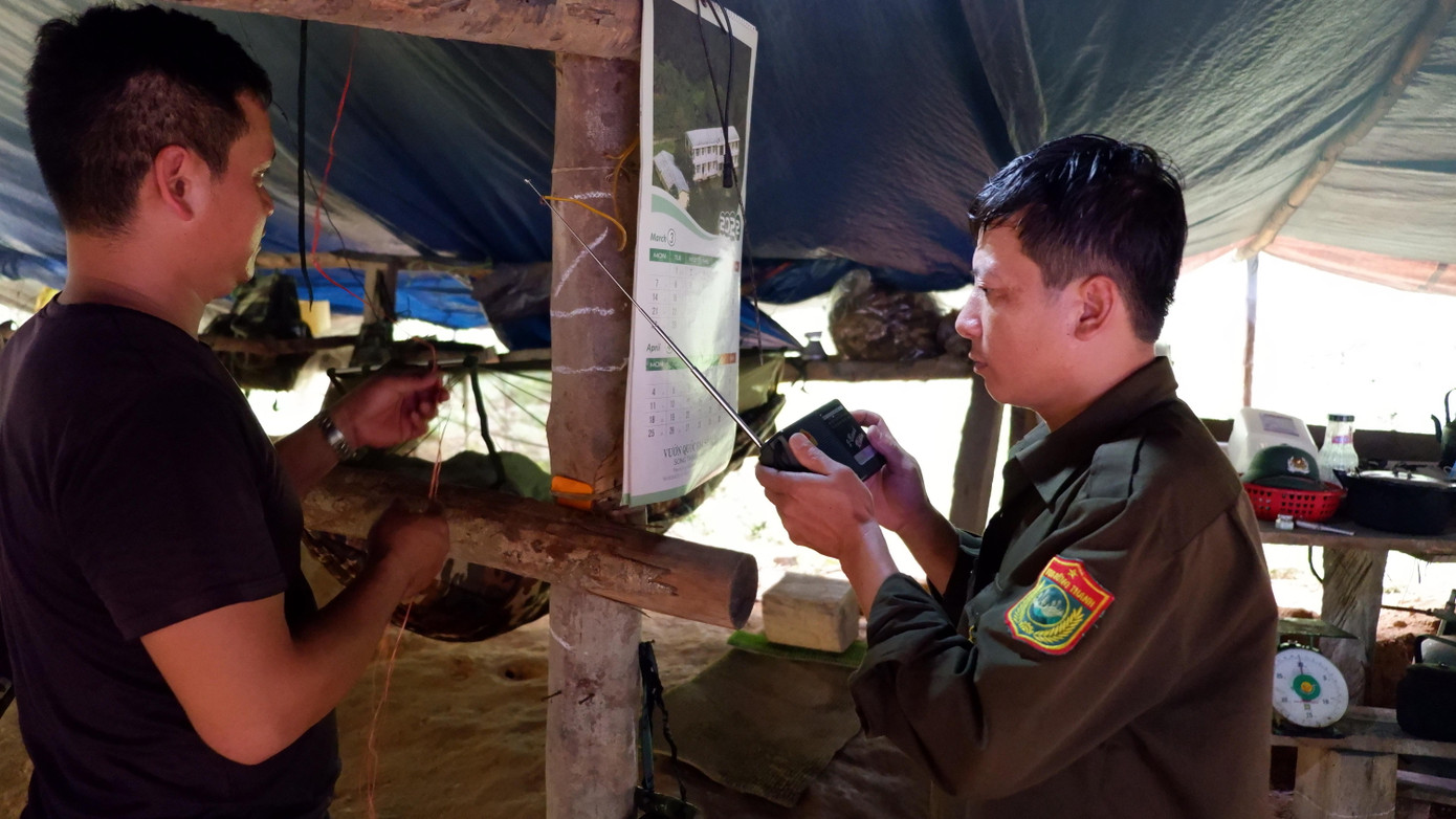 Nhưng để bắt được sóng radio không hề dễ. Anh em phải nối dây diện để làm ăng-ten, rồi tỉ mẩn dò "sóng lạc", nhưng phải hồi lâu mới bắt được sóng chuẩn để nghe tình hình thời sự bên ngoài. Nhưng để bắt được sóng radio không hề dễ. Anh em phải nối dây diện để làm ăng-ten, rồi tỉ mẩn dò "sóng lạc", nhưng phải hồi lâu mới bắt được sóng chuẩn để nghe tình hình thời sự bên ngoài.