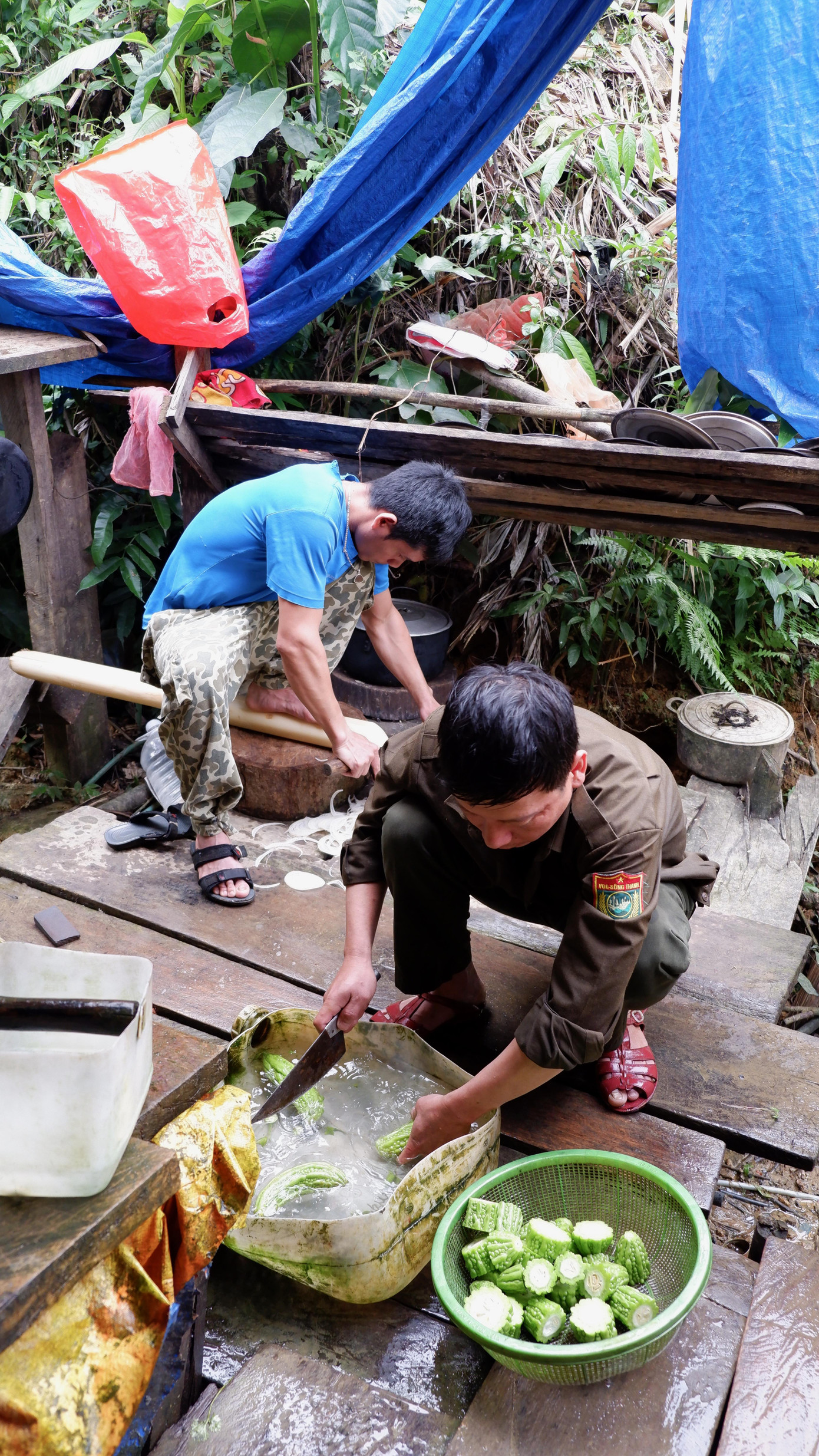 Sau mỗi ngày tuần tra mệt nhọc, anh em lại lán trại để xúm tay nấu ăn. Thực phẩm mỗi tuần, anh em thay nhau cõng vào đây để duy trì cuộc sống giữa rừng sâu. Sau mỗi ngày tuần tra mệt nhọc, anh em lại lán trại để xúm tay nấu ăn. Thực phẩm mỗi tuần, anh em thay nhau cõng vào đây để duy trì cuộc sống giữa rừng sâu.