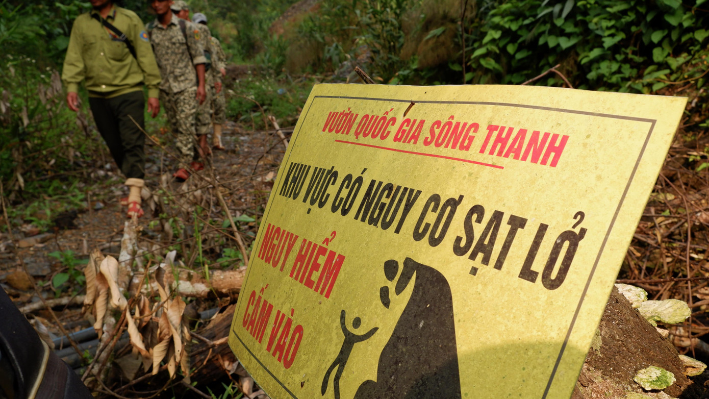 Nguy hiểm luôn rình rập trên tuyến đường tuần tra bảo vệ rừng. Nguy hiểm luôn rình rập trên tuyến đường tuần tra bảo vệ rừng.