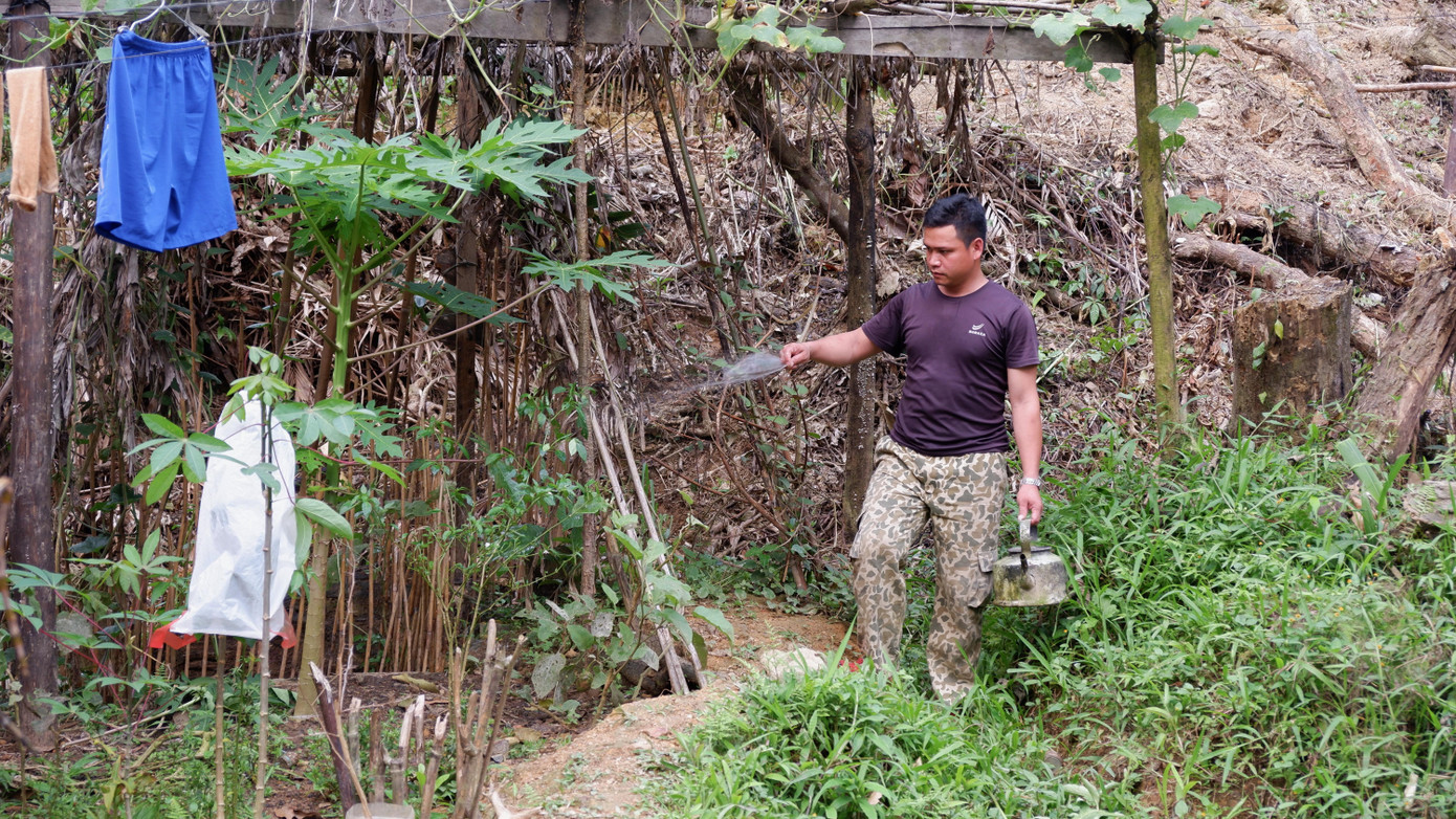 Để có thêm nguồn thực phẩm, anh em tăng gia, chăm bón từng cây rau xung quanh lán trại. Để có thêm nguồn thực phẩm, anh em tăng gia, chăm bón từng cây rau xung quanh lán trại.