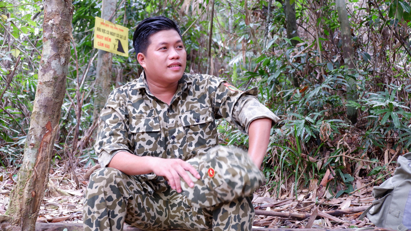 Mồ hôi ướt đẫm nhưng anh em không ai than mệt vì họ đã quá quen với những chuyến đi băng rừng, trèo đèo lội suối. Mồ hôi ướt đẫm nhưng anh em không ai than mệt vì họ đã quá quen với những chuyến đi băng rừng, trèo đèo lội suối.