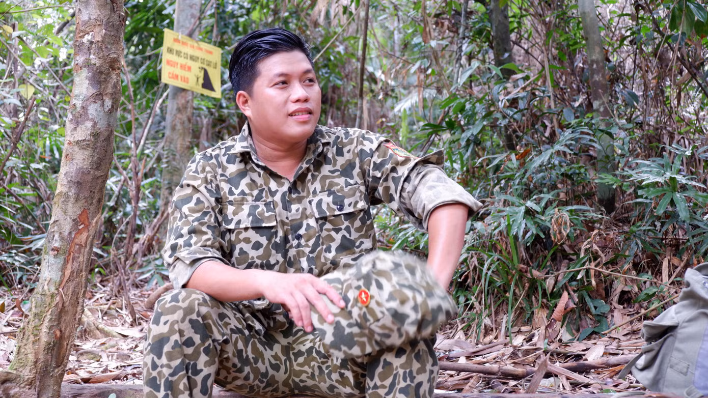 Mồ hôi ướt đẫm nhưng anh em không ai than mệt vì họ đã quá quen với những chuyến đi băng rừng, trèo đèo lội suối.