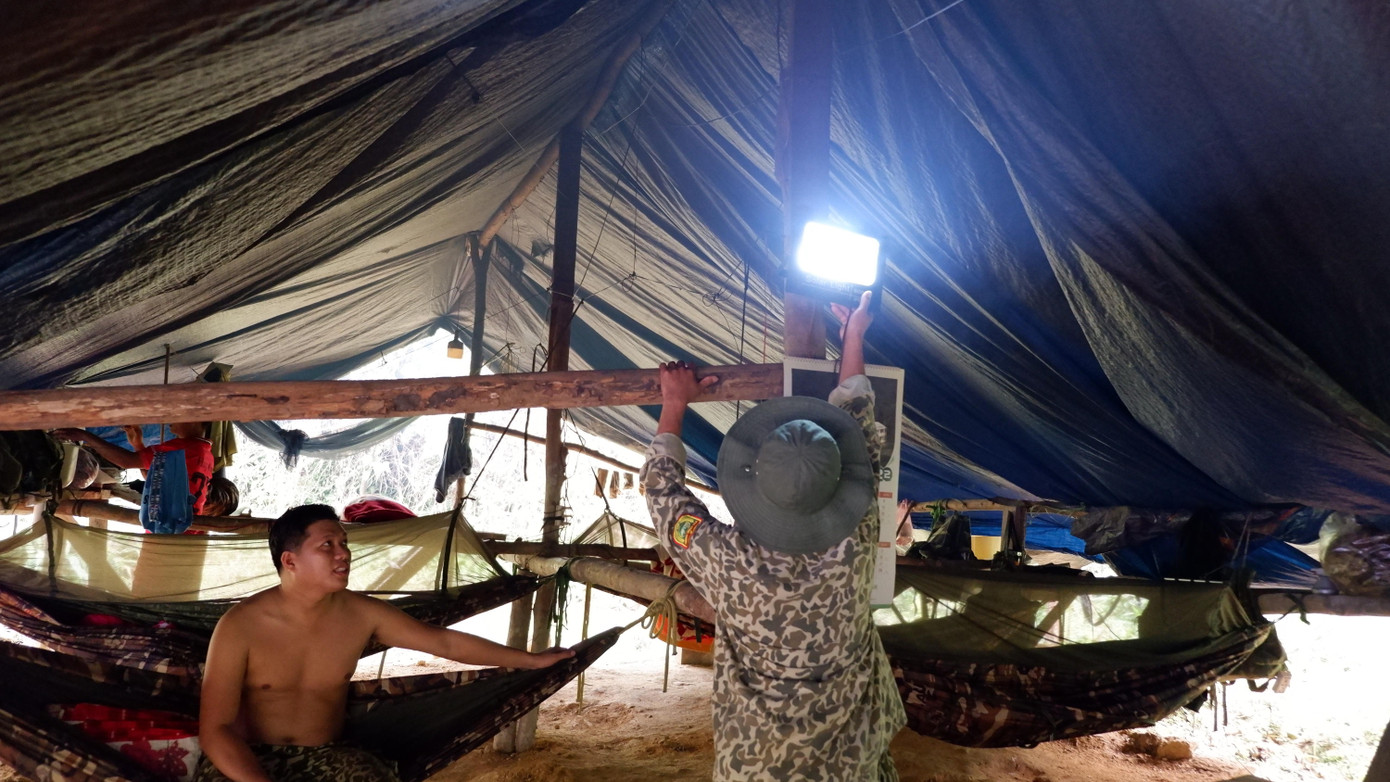 Ánh đèn điện sạc pin là nguồn ánh sáng duy nhất của anh em tại lán trại ở lại rừng khi về đêm. Ánh đèn điện sạc pin là nguồn ánh sáng duy nhất của anh em tại lán trại ở lại rừng khi về đêm.