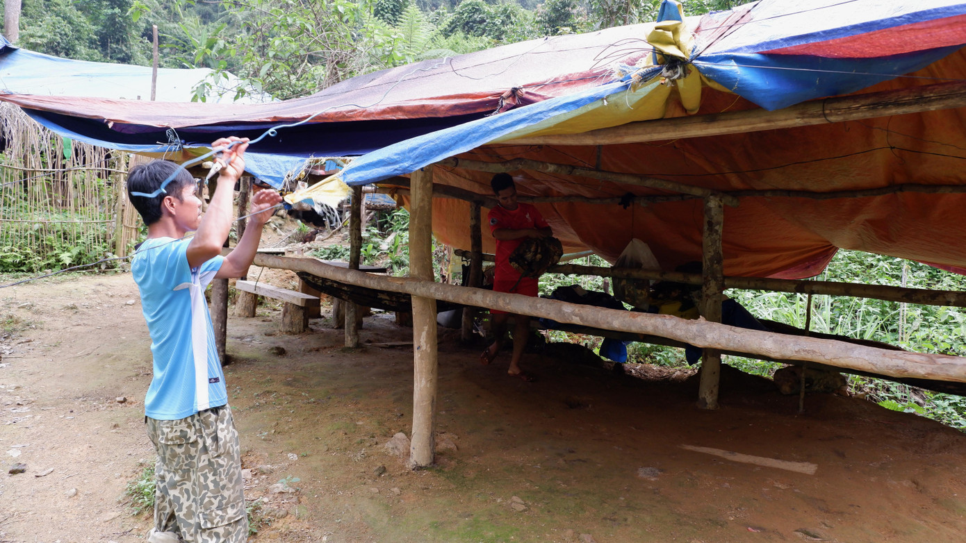 Lán trại tạm bợ được dựng lên để làm chỗ nghỉ ngơi cho anh em bảo vệ rừng ở khe Tà Vạt. Lán trại tạm bợ được dựng lên để làm chỗ nghỉ ngơi cho anh em bảo vệ rừng ở khe Tà Vạt.