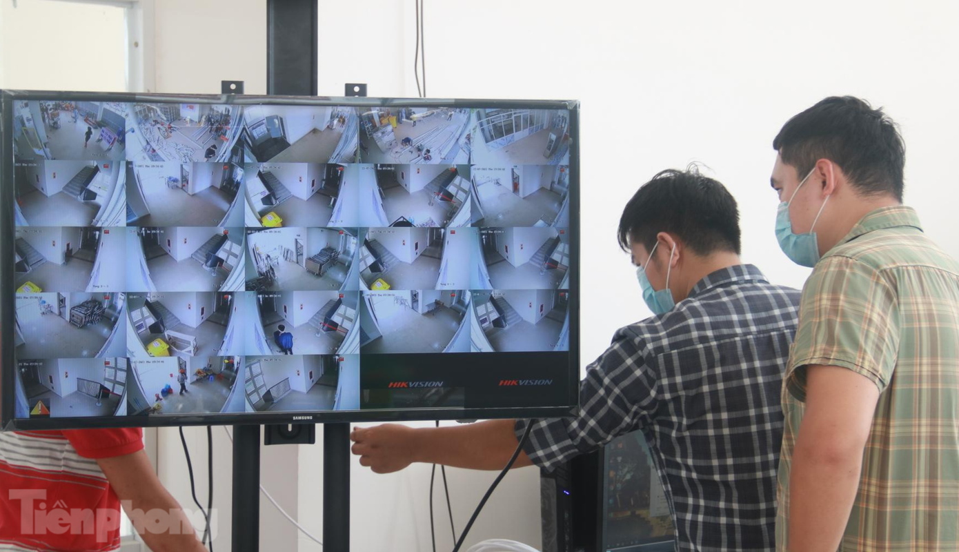 Hệ thống camera theo dõi các buồng bệnh phục vụ việc chữa trị bệnh nhân COVID-19 đã được lắp đặt. Ảnh: Nguyễn Thành Hệ thống camera theo dõi các buồng bệnh phục vụ việc chữa trị bệnh nhân COVID-19 đã được lắp đặt. Ảnh: Nguyễn Thành