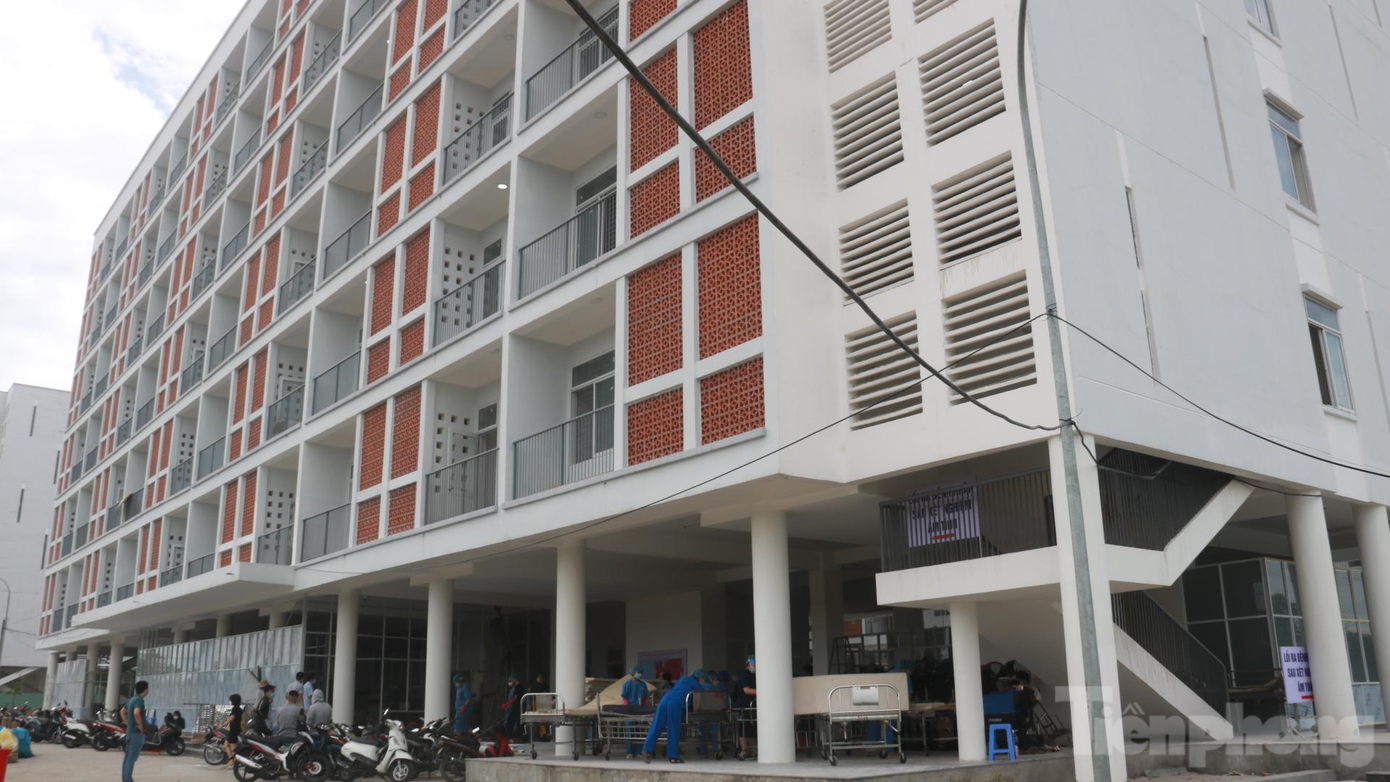 Dự kiến chiều ngày 22/7, cơ quan chức năng TP Đà Nẵng sẽ kiểm tra, nghiệm thu việc hoàn thiện, lắp đặt thiết bị tại bệnh viện dã chiến. Theo lãnh đạo Bệnh viện Đà Nẵng, trong trường hợp cần thiết, khu ký túc xá phía Tây thành phố Đà Nẵng có khả năng tiếp tục mở rộng quy mô bệnh viện giã chiến lên 1.500 - 1.700 giường bệnh. Dự kiến chiều ngày 22/7, cơ quan chức năng TP Đà Nẵng sẽ kiểm tra, nghiệm thu việc hoàn thiện, lắp đặt thiết bị tại bệnh viện dã chiến. Theo lãnh đạo Bệnh viện Đà Nẵng, trong trường hợp cần thiết, khu ký túc xá phía Tây thành phố Đà Nẵng có khả năng tiếp tục mở rộng quy mô bệnh viện giã chiến lên 1.500 - 1.700 giường bệnh.