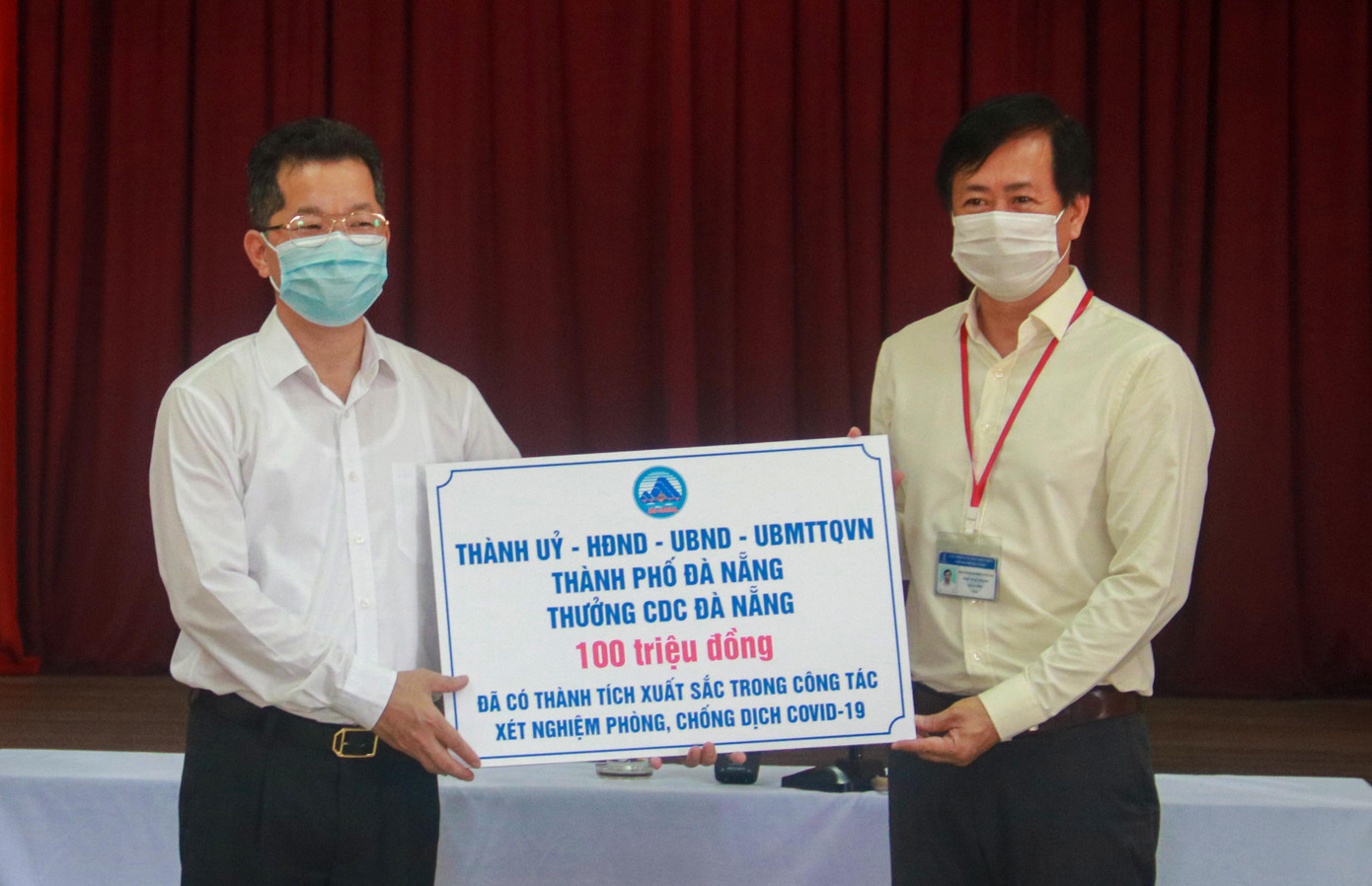 Bí thư Thành ủy Đà Nẵng trao thưởng "nóng" của chính quyền TP cho cán bộ và nhân viên CDC Đà Nẵng. Ảnh: Nguyễn Thành Bí thư Thành ủy Đà Nẵng trao thưởng "nóng" của chính quyền TP cho cán bộ và nhân viên CDC Đà Nẵng. Ảnh: Nguyễn Thành