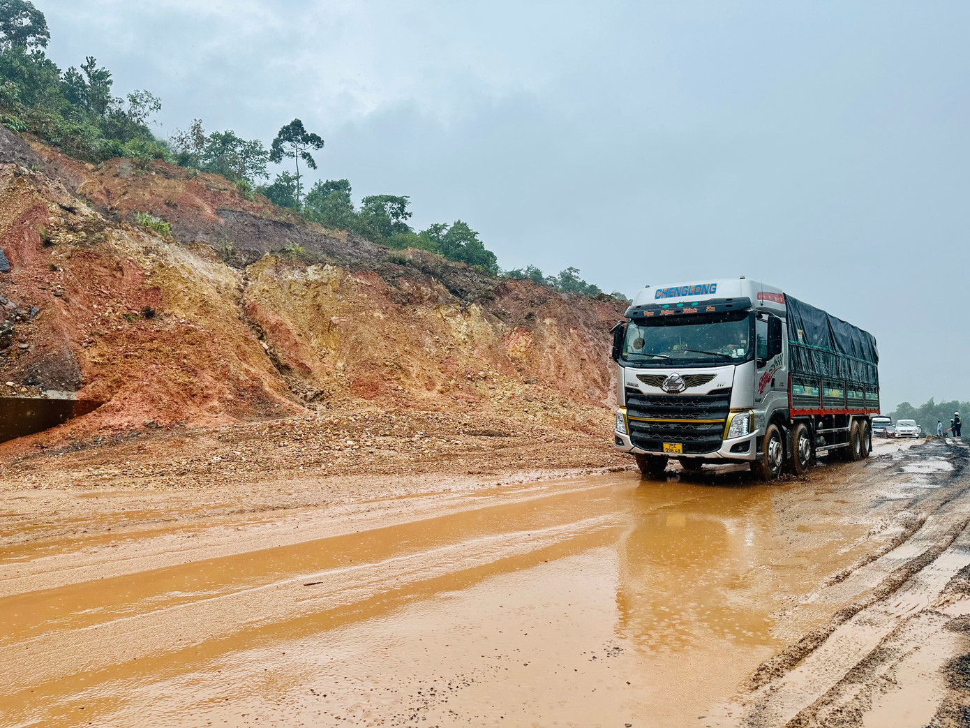 Trên tuyến cao tốc La Sơn - Túy Loan cũng đang xảy ra sạt lở ở một số vị trí khác, đoạn từ Km 42 - Km 46. Theo dự báo, trong những ngày tới khu vực Đà Nẵng, TT-Huế tiếp tục có mưa to và rất to, nguy cơ sạt lở trên tuyến cao tốc này có thể tiếp tục xảy ra. Trên tuyến cao tốc La Sơn - Túy Loan cũng đang xảy ra sạt lở ở một số vị trí khác, đoạn từ Km 42 - Km 46. Theo dự báo, trong những ngày tới khu vực Đà Nẵng, TT-Huế tiếp tục có mưa to và rất to, nguy cơ sạt lở trên tuyến cao tốc này có thể tiếp tục xảy ra.