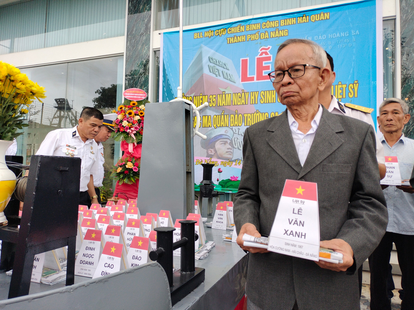 Thân nhân các gia đình bên mô hình tàu HQ 604