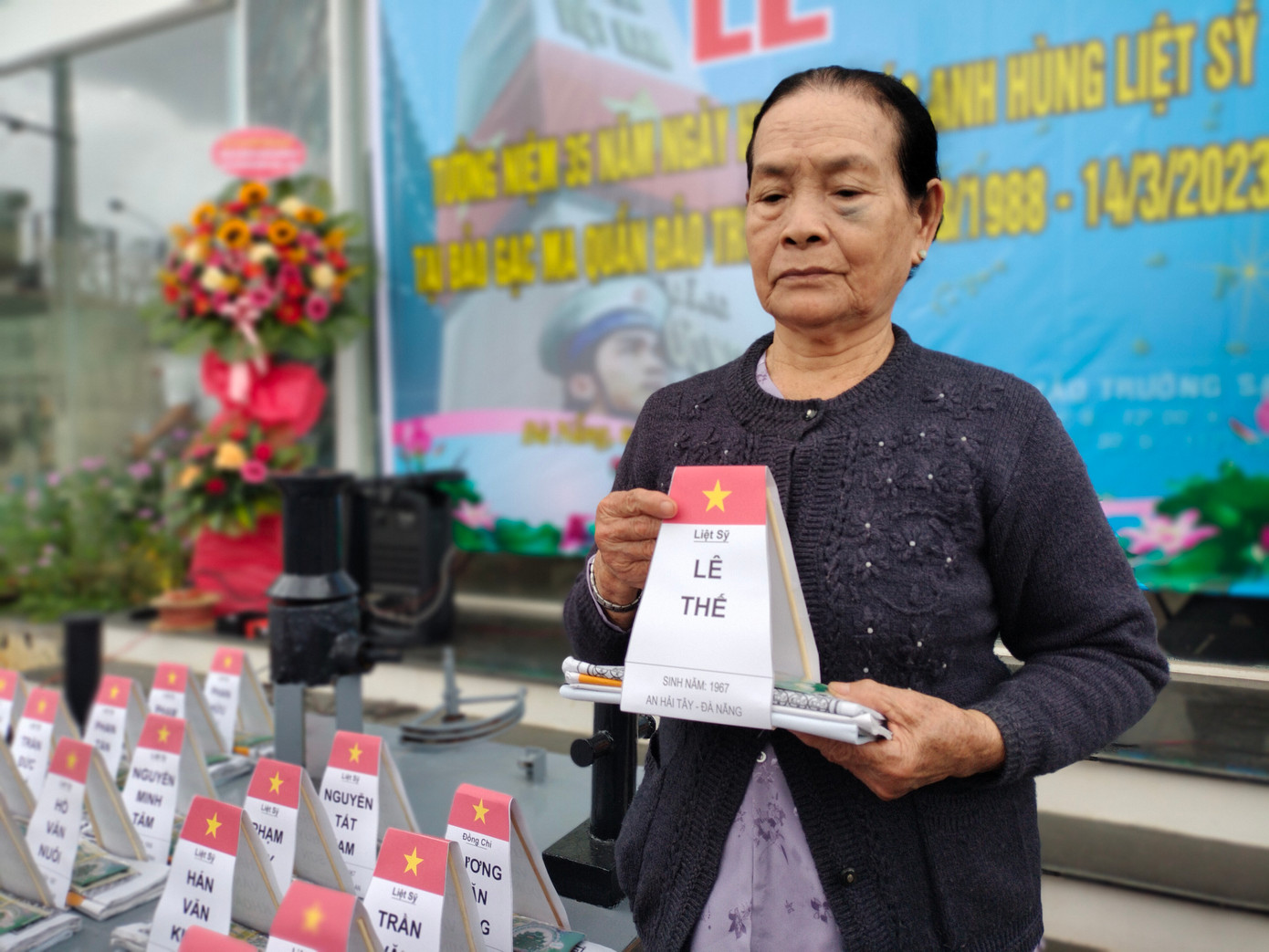 Mẹ Trần Thị Huệ (81 tuổi, mẹ liệt sĩ Lê Thế) ôm bài vị con trai tại lễ tưởng niệm. Con trai của mẹ hy sinh khi làm nhiệm vụ thiêng liêng mà Tổ quốc giao phó. Mẹ và gia đình rất đỗi tự hào. Mong ước của mẹ Huệ và thân nhân các gia đình liệt sĩ Gạc Ma là sớm có ngày tìm được và đưa thi thể các anh về với đất liền.