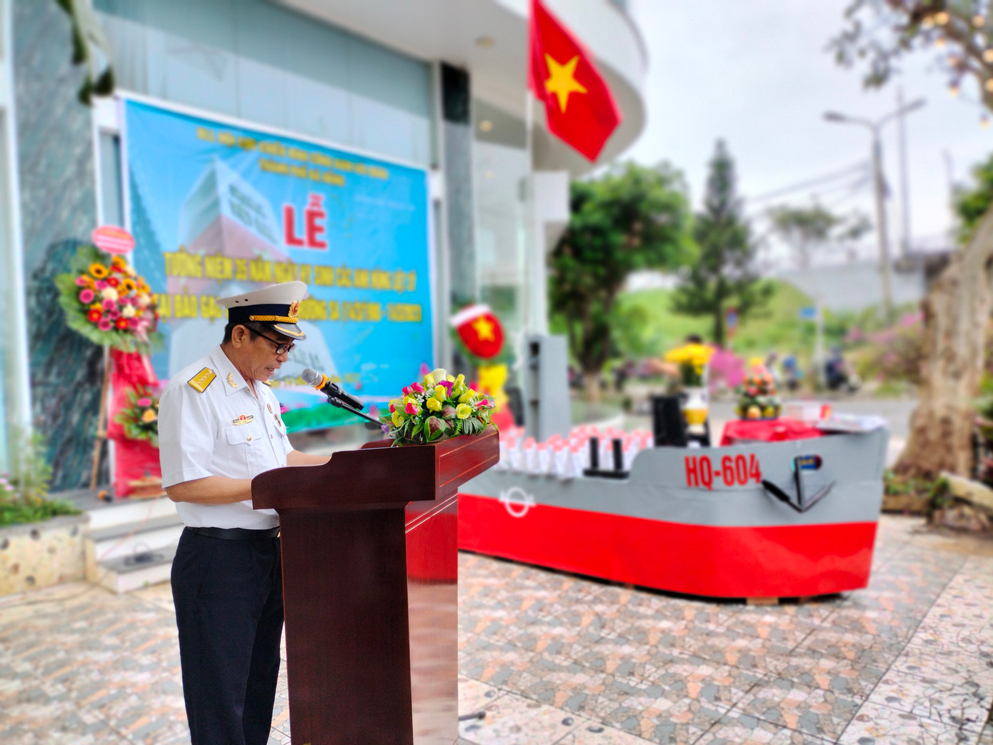 Đại tá Hoàng Duy Lập, Nguyên Trung đoàn trưởng Trung đoàn 83 (nay là Lữ Đoàn 83), Trưởng Ban liên lạc Hội cựu chiến binh Hải quân TP Đà Nẵng đọc diễn văn tưởng nhớ 64 liệt sĩ và ôn lại lịch sử bi tráng tại Gạc Ma. "Sự kiện Gạc Ma tròn 35 năm trước mãi là dấu son sáng ngời cho tinh thần yêu nước, quyết tâm, không tiếc máu xương để bảo vệ từng mét đất thiêng liêng của Tổ quốc. Thế hệ hôm nay và mai sau phải khắc cốt ghi tâm, không bao giờ và không được phép lãng quên", ông Lập xúc động nói.