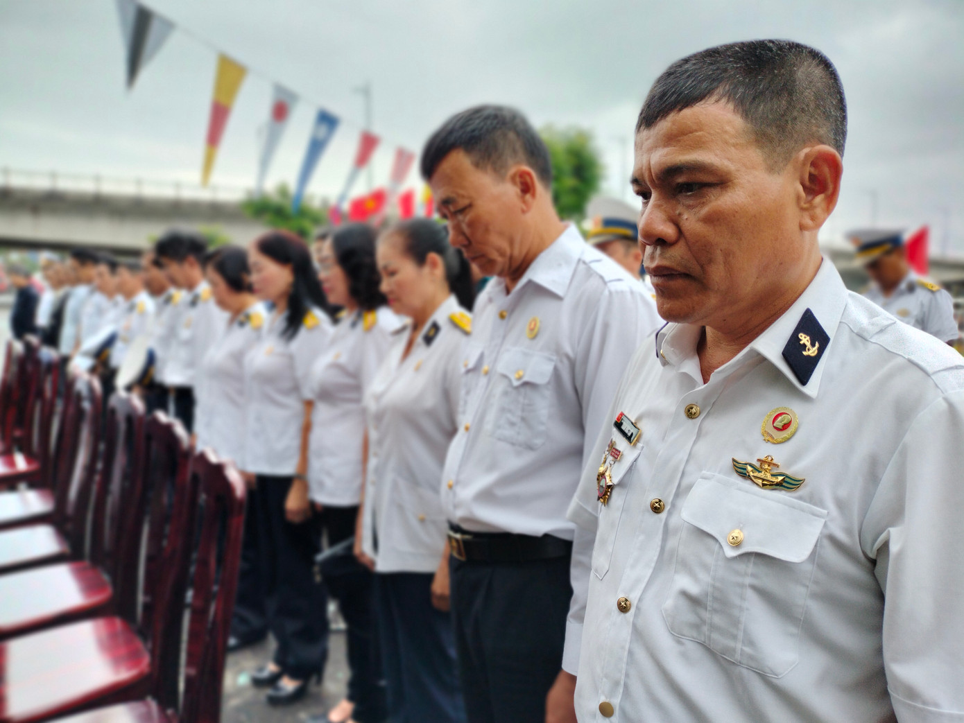 Đồng đội cúi đầu tưởng niệm 64 liệt sĩ đã anh dũng hi sinh ở đảo Gạc Ma (quần đảo Trường Sa, Việt Nam). Cách đây đúng 35 năm về trước, Hải quân Trung Quốc đã đơn phương nổ súng tấn công các tàu vận tải của ta đang làm nhiệm vụ vận chuyển, tiếp tế bình thường tại các đảo Gạc Ma, Cô Lin, Len Đao. Lính Trung Quốc đã bắn chìm các tàu HQ 604 tại Gạc Ma, HQ 605 tại đảo Len Đao và bắn cháy tàu HQ 505 tại đảo Cô Lin. 64 cán bộ, chiến sĩ của Hải quân Việt Nam hy sinh tại Gạc Ma.