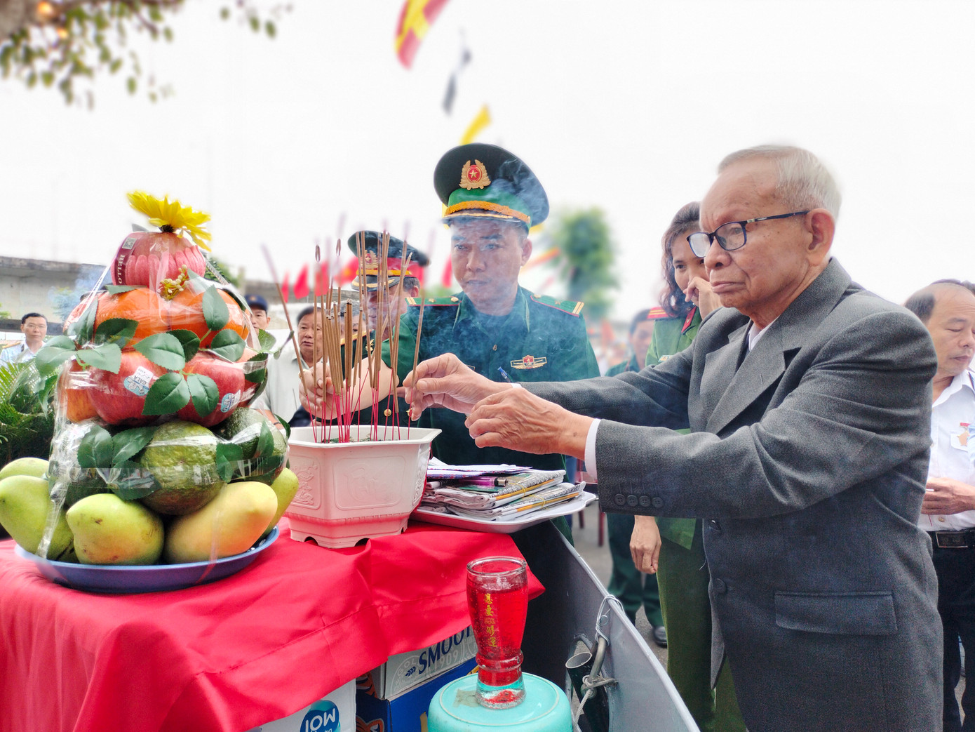 Ông Xuân xúc động khi thắp hương cho con trai và đồng đội tại lễ tưởng niệm. "35 năm con chưa về, gia đình luôn nhớ mong", ông Xuân nghẹn ngào.