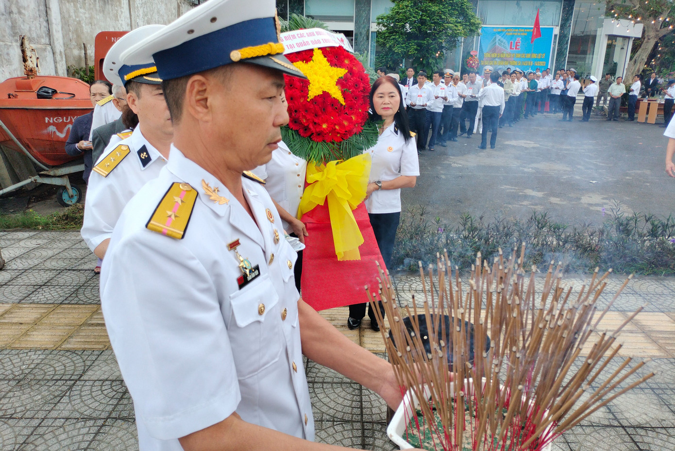 Các cựu binh, thân nhân các gia đình liệt sĩ cùng tạo thành vòng tưởng niệm 64 liệt sĩ Gạc Ma.