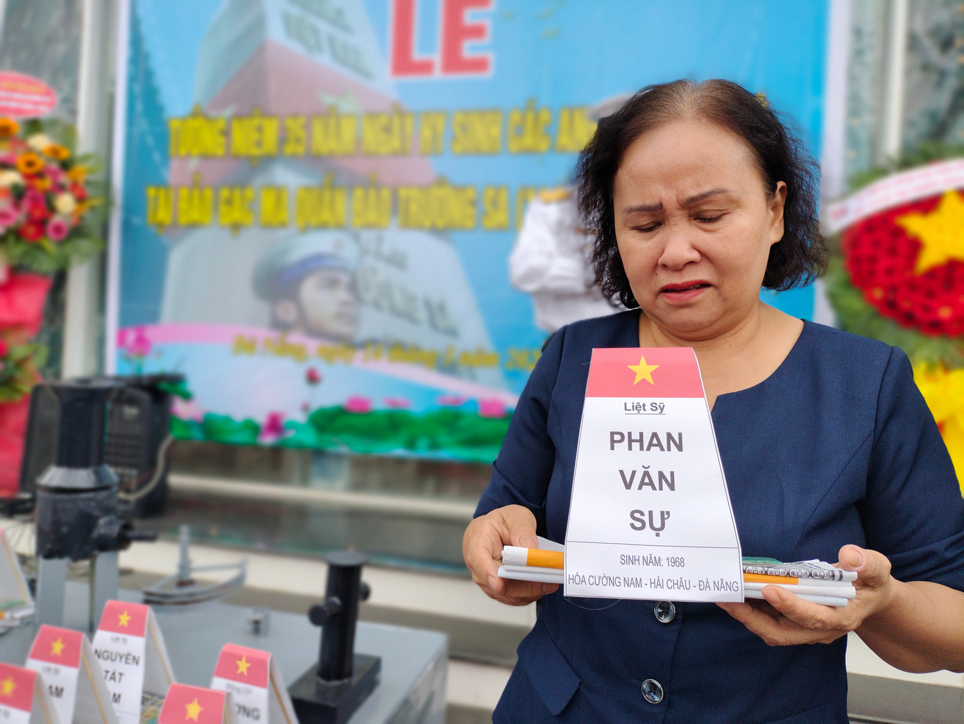 Thân nhân gia đình liệt sĩ Phan Văn Sự (Hòa Cường Nam, quận Hải Châu) xúc động khi cầm trên tay bài vị ghi tên anh.