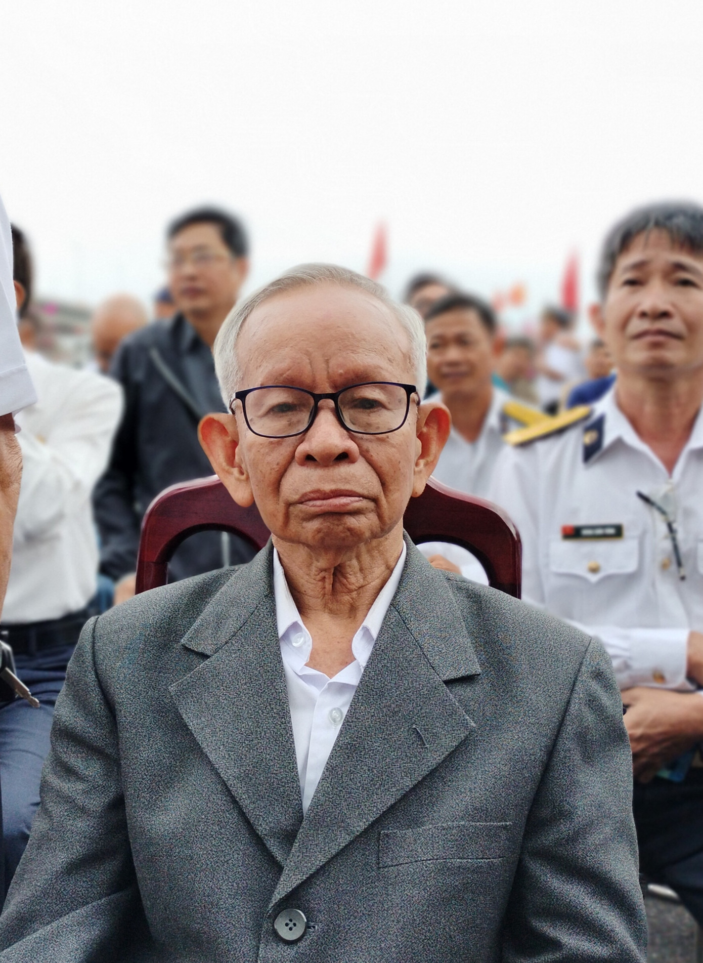 35 năm trước, ông Lê Văn Xuân (phường Hòa Cường Nam, Hải Châu, TP Đà Nẵng) tiễn con trai Lê Văn Xanh ra Trường Sa theo tiếng gọi của Tổ quốc. Anh Xanh hy sinh vì chủ quyền Tổ quốc. Sau ngần ấy năm dù mạnh mẽ nhưng nỗi đau, niềm thương nhớ con vẫn hiện hữu trong ánh mắt, trái tim, tâm thức người cha già.