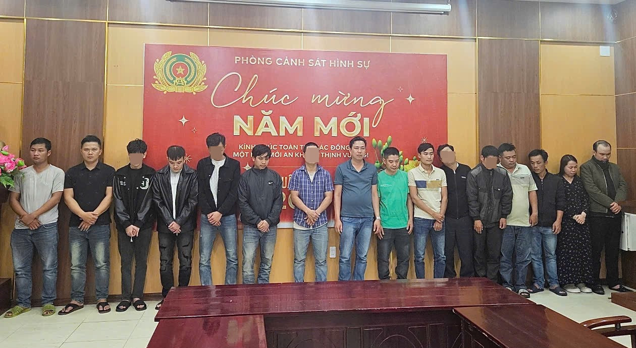 Các đối tượng liên quan đường dây đánh bạc tại cơ quan công an.