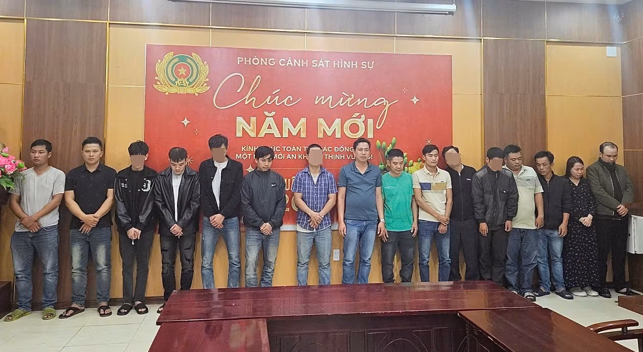 Các đối tượng liên quan đường dây đánh bạc tại cơ quan công an.
