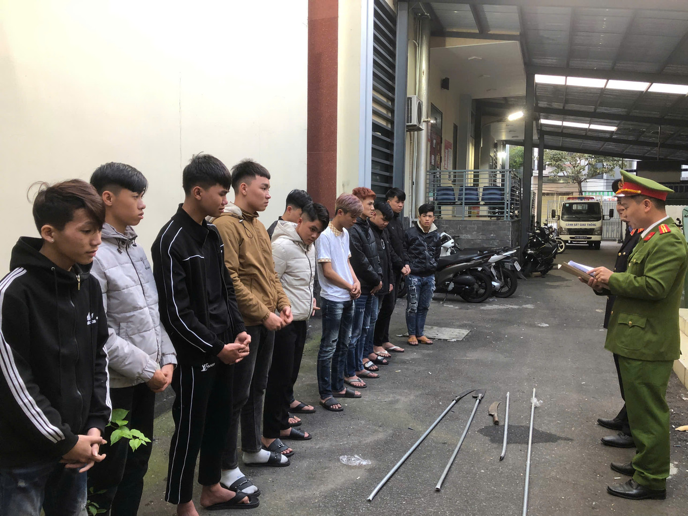 Công an quận Hải Châu tống đạt các quyết định khởi tố bị can và bắt tạm giam các đối tượng.