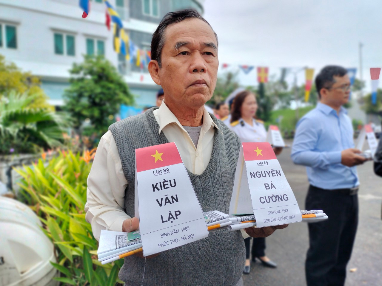 Ông Nguyễn Bá Hùng-anh trai của liệt sĩ Nguyễn Bá Cường lặn lội từ Điện Bàn (Quảng Nam) ra Đà Nẵng để tham dự lễ tưởng niệm. Đã 35 năm qua, ký ức về người em trai vẫn in đậm trong ký ức ông.