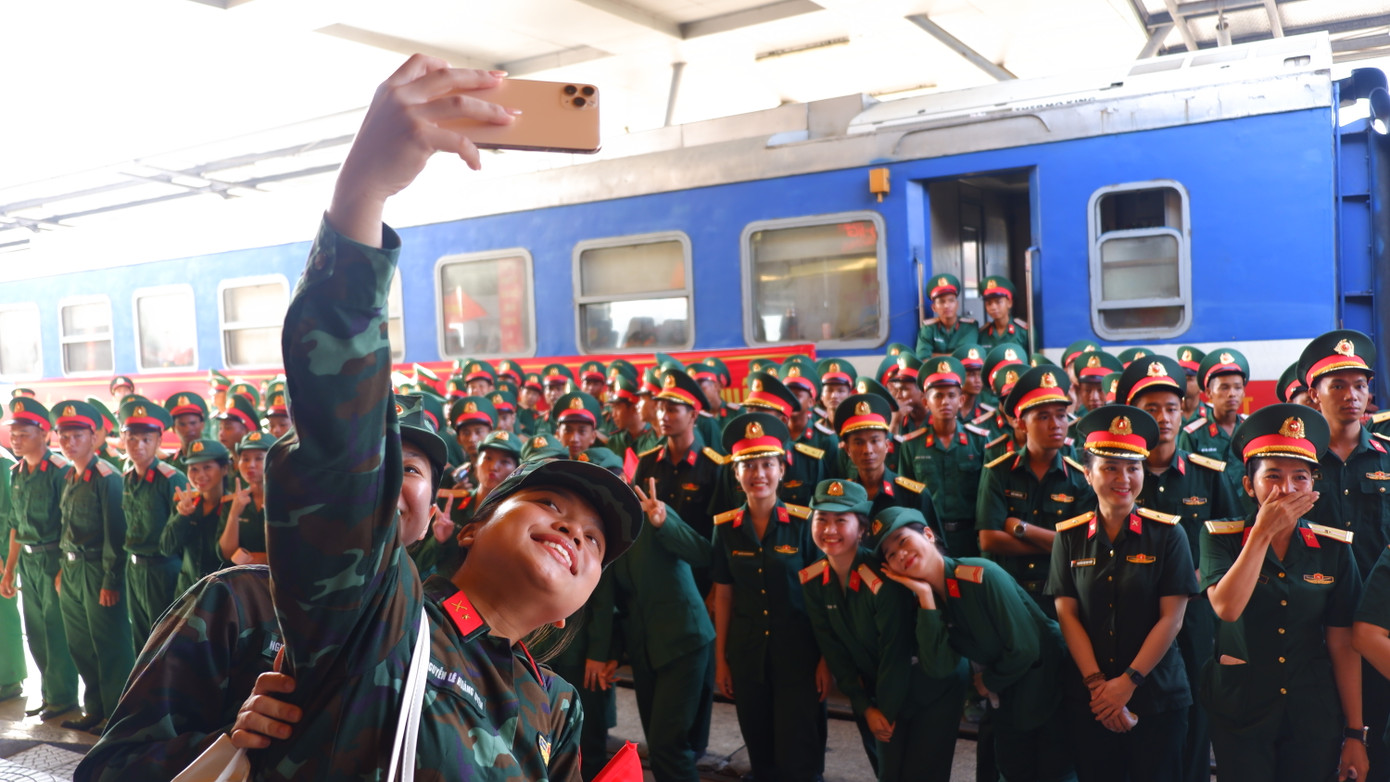 Chiều 5/6, tại ga Đà Nẵng, diễn ra chương trình chào mừng, động viên các lực lượng tham gia diễu binh, diễu hành lễ kỷ niệm 80 năm Cách mạng tháng Tám (19/8/1945 - 19/8/2025) và Quốc khánh nước Cộng hòa xã hội chủ nghĩa Việt Nam (2/9/1945 - 2/9/2025).