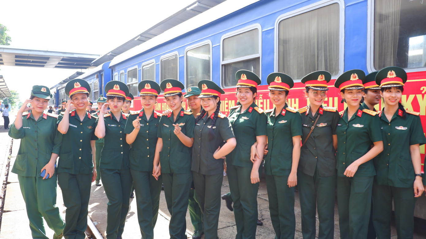 Khoảng 14h50, đoàn tàu chở các lực lượng đến ga Đà Nẵng, các nữ chiến sĩ bước xuống tàu đầu tiên, thu hút mọi ánh nhìn bởi nhan sắc xinh tươi, đầy sức sống.