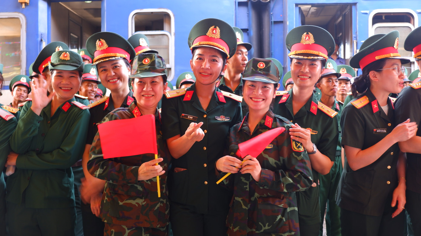 Các nữ cán bộ chiến sĩ của Quân khu 5 chụp ảnh lưu niệm của các cán bộ chiến sĩ tham gia lực lượng diễu binh, diễu hành.