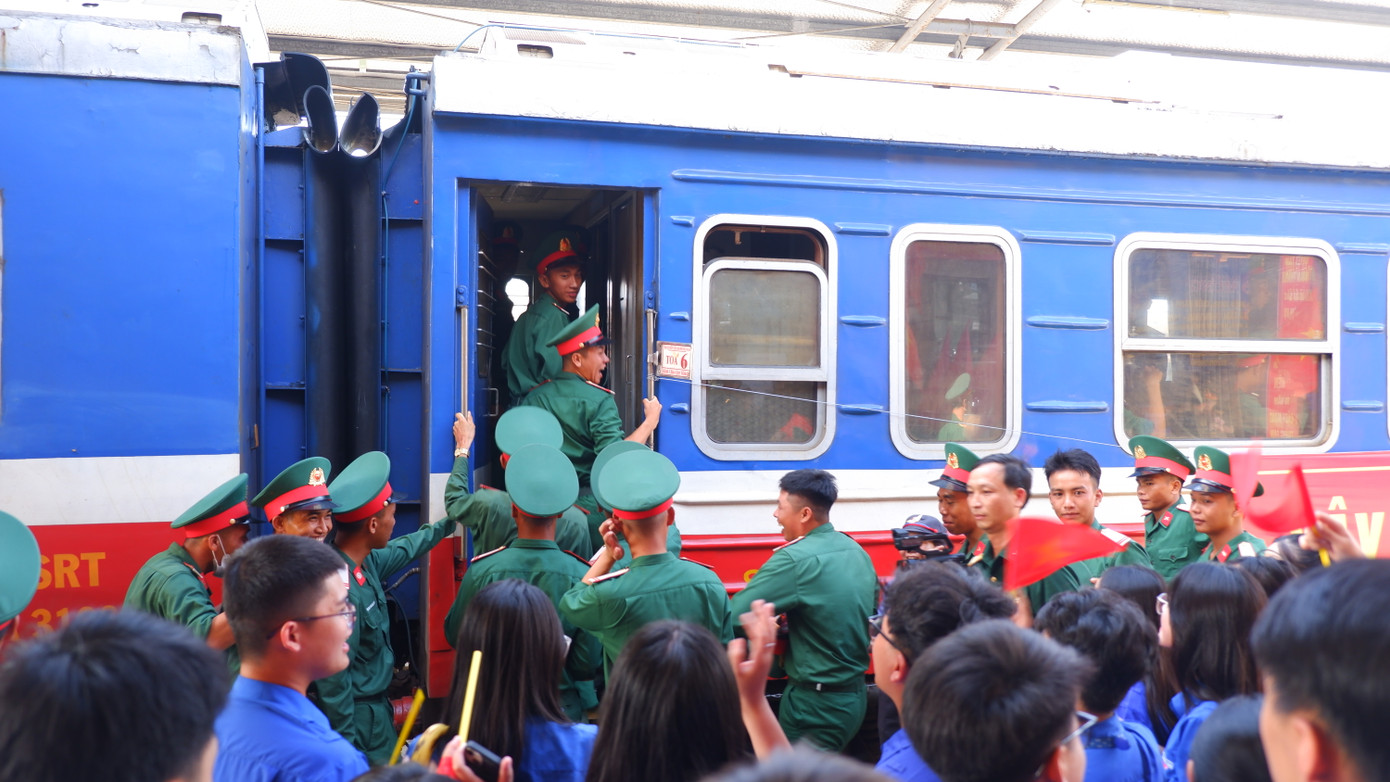 Giây phút tiễn đoàn đầy lưu luyến. Đại diện lãnh đạo TP. Đà Nẵng chúc các lực lượng diễu binh, diễu hành phát huy cao nhất tinh thần trách nhiệm, đoàn kết, thống nhất, hiệp đồng lập công tập thể, hoàn thành thắng lợi nhiệm vụ mà Đảng, Nhà nước và quân đội giao phó.