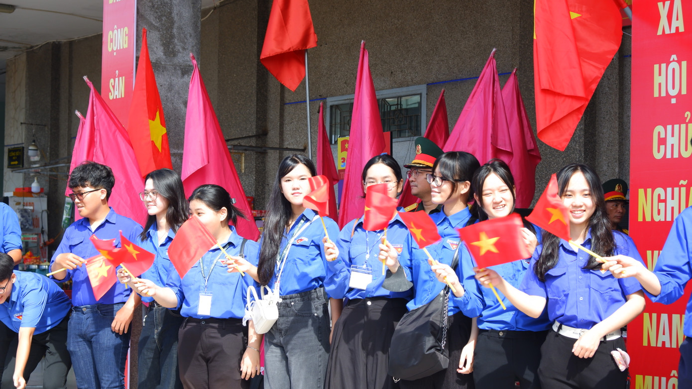 Từ trưa cùng ngày các bạn trẻ Đà Nẵng đã có mặt cùng chào đón các lực lượng tham gia diễu binh, diễu hành.