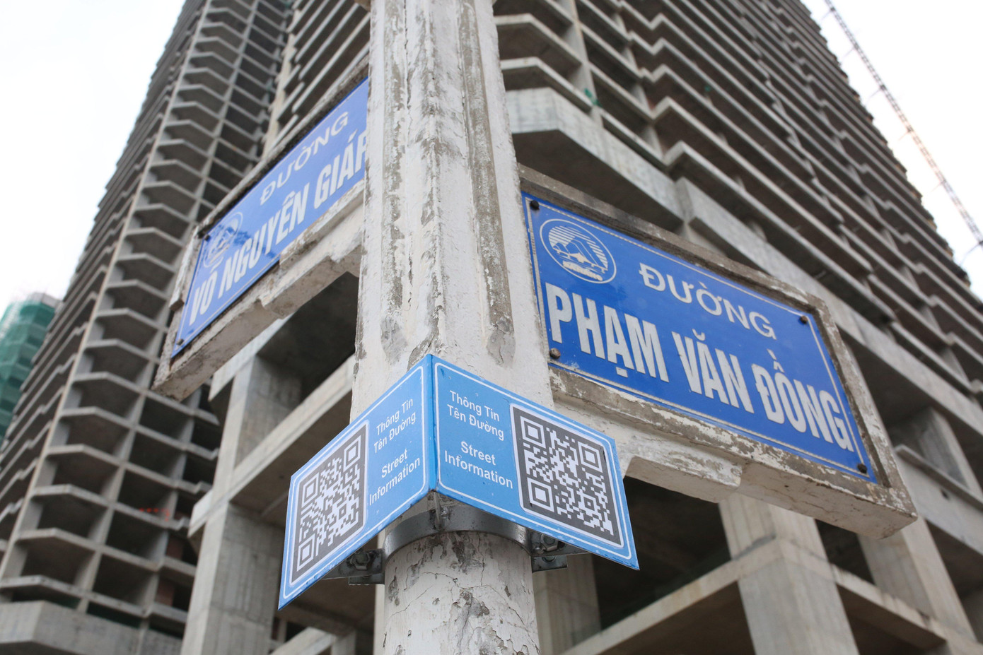 Bảng mã QR được gắn ngay phía dưới bảng tên đường để người dân và du khách tra cứu thông tin. Bảng mã QR được gắn ngay phía dưới bảng tên đường để người dân và du khách tra cứu thông tin.