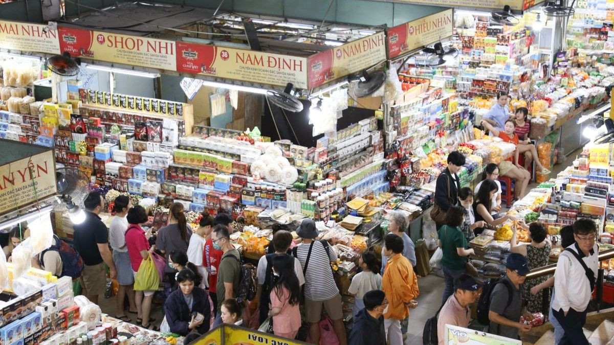 Du khách tham quan, mua sắm bên trong chợ Hàn.