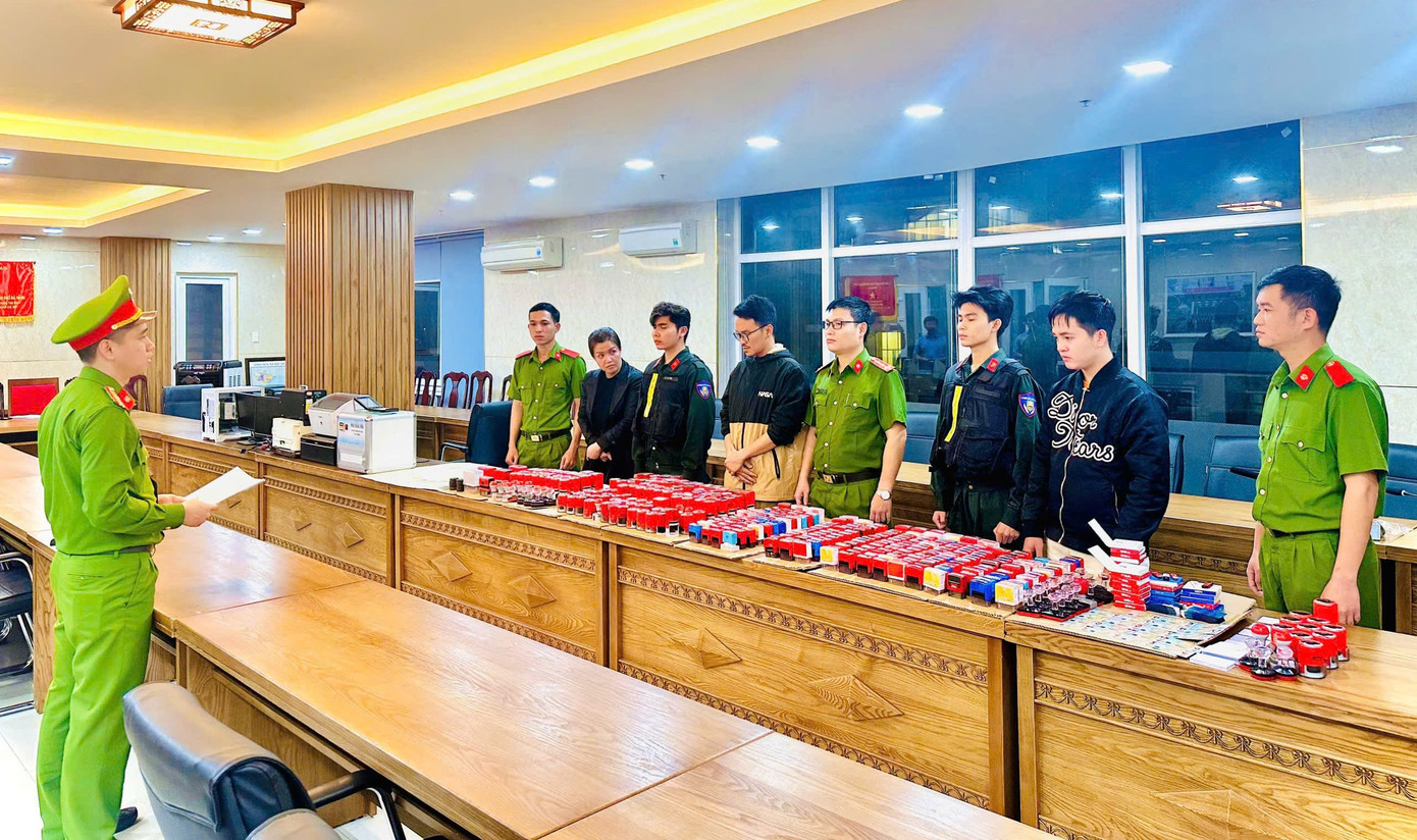 Thực hiện lệnh khởi tố, bắt tạm giam các đối tượng trong đường dây. Thực hiện lệnh khởi tố, bắt tạm giam các đối tượng trong đường dây.