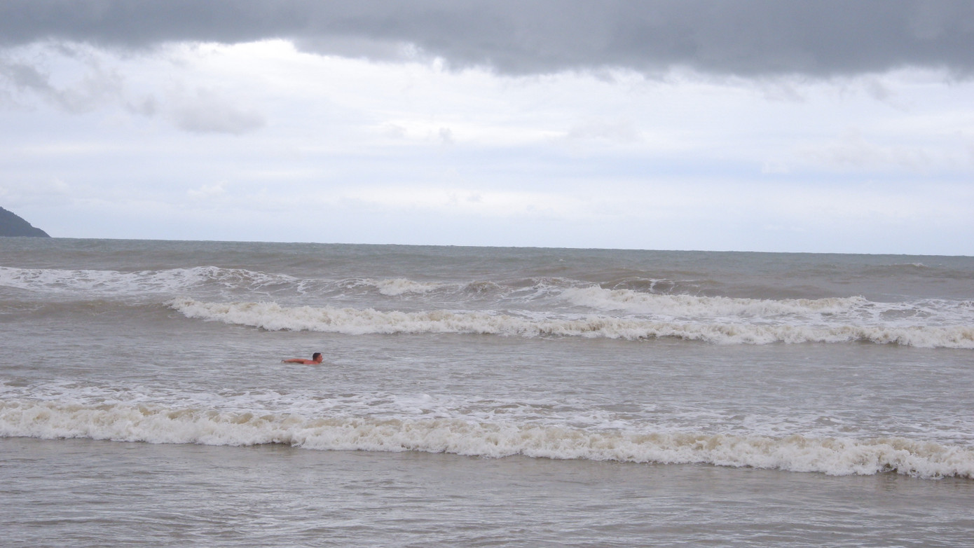 Một nam du khách liều mình bơi ra biển cuộn sóng, lực lượng quản lý trật tự du lịch trên bãi biển lập tức phát cảnh báo, yêu cầu du khách quay vào bờ.