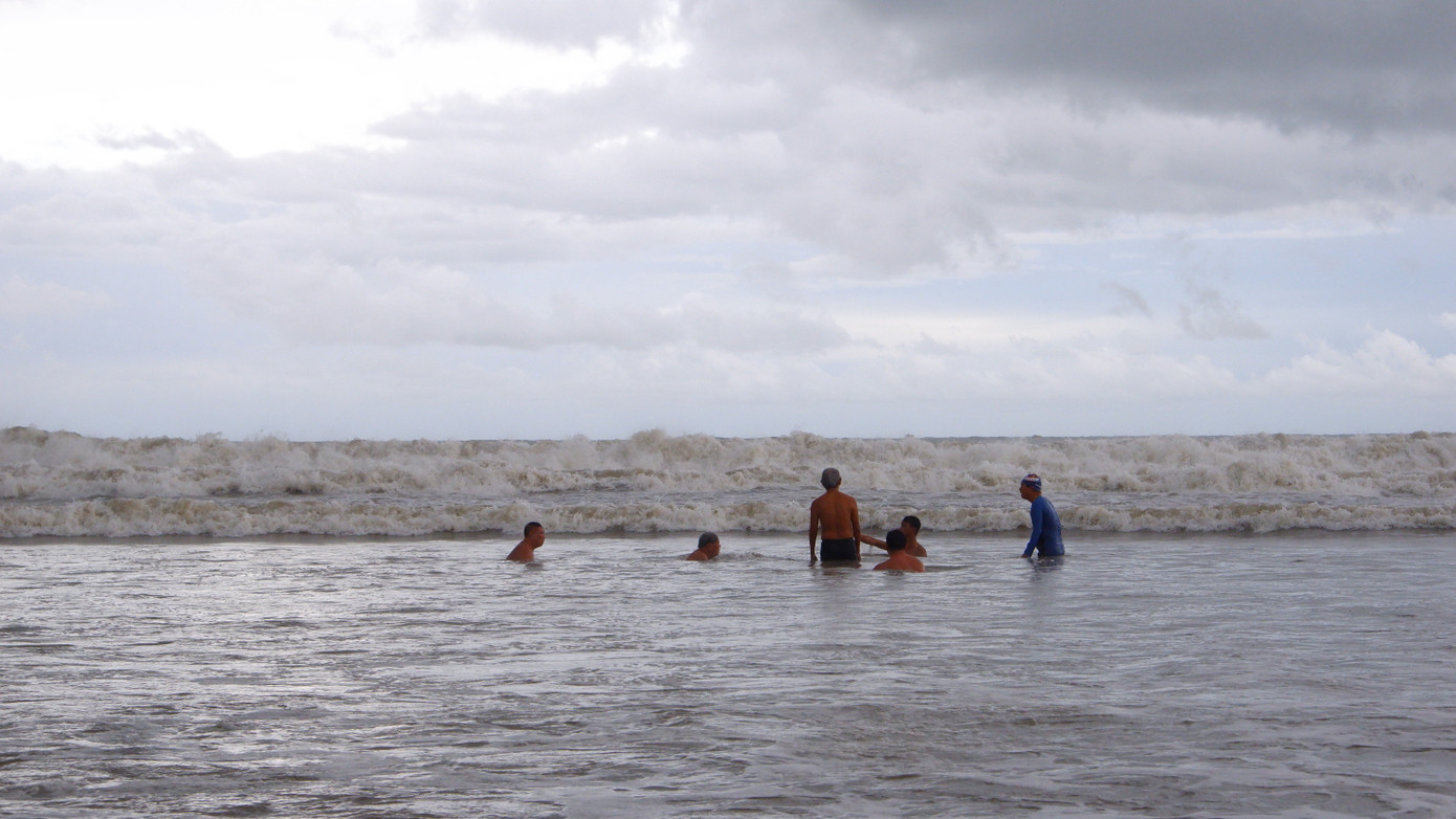 Lực lượng cứu hộ trên bãi biển phải liên tục thổi còi, yêu cầu người dân và du khách không được bơi ra xa.