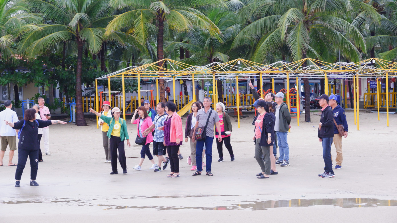 Một đoàn khách Hàn Quốc kéo xuống biển Đà Nẵng, nhiều người tỏ ra tiếc nuối vì không thể tắm biển trong chuyến du lịch đáng nhớ này. Anh Lê Văn Hùng - một hướng dẫn viên - cho biết: Khách Hàn Quốc rất thích biển Đà Nẵng, dù thời tiết không thuận lợi nhưng khách vẫn nhất quyết ra biển Đà Nẵng để chụp hình làm kỷ niệm.