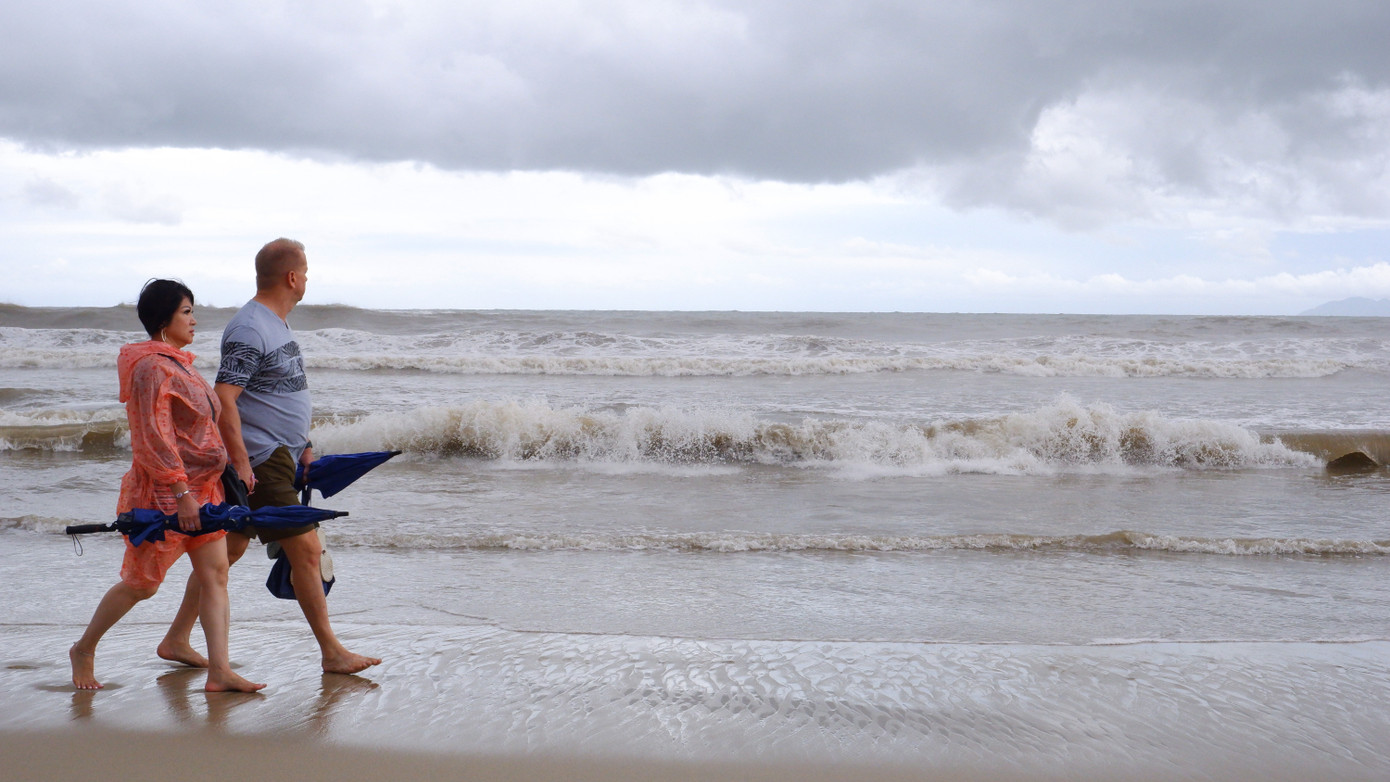 Bão qua, thời tiết tạnh ráo, nhiều du khách nước ngoài ra biển Đà Nẵng dạo mát, ngắm biển cuộn sóng xô bờ.