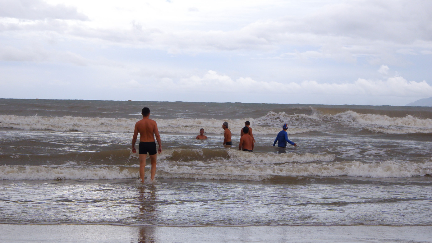 Để đảm bảo an toàn cho người dân và du khách, trước đó, Ban quản lý bán đảo Sơn Trà và các bãi biển du lịch Đà Nẵng thông báo tạm dừng hoạt động tham quan bán đảo Sơn Trà, tắm biển và các hoạt động vui chơi giải trí dưới nước từ 17h ngày 26/10 đến khi có thông báo mới.