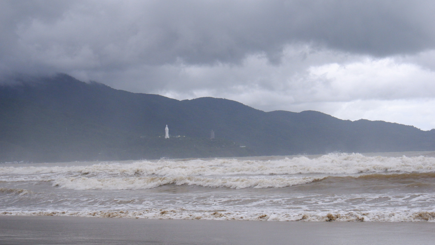 Chiều 27/10, ảnh hưởng của bão Trà Mi, các bãi tắm ở Đà Nẵng sóng biển cao, cuồn cuộn xô vào bờ. Sóng biển cao tạo nên khung cảnh dữ dội trong thời tiết âm u, mây mù.