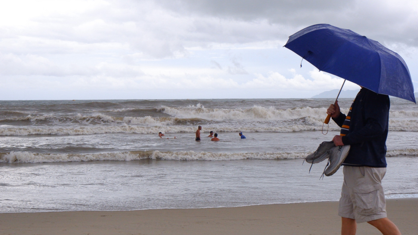 Biển động, sóng cao, bất chấp nguy hiểm nhiều người dân và du khách vẫn liều mình xuống biển để tắm.