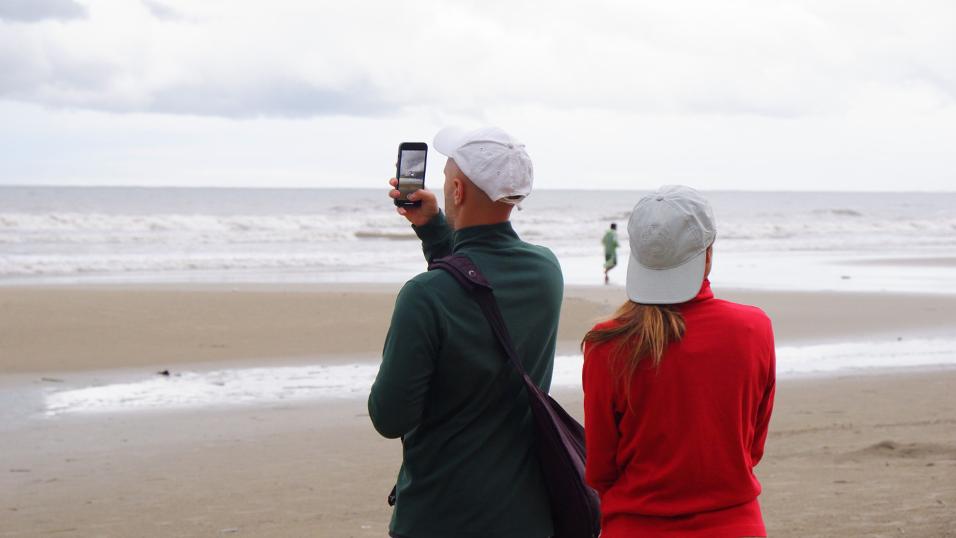 Một cặp đôi du khách người nước ngoài thích thú ghi lại hình ảnh biển Đà Nẵng cuộn sóng.