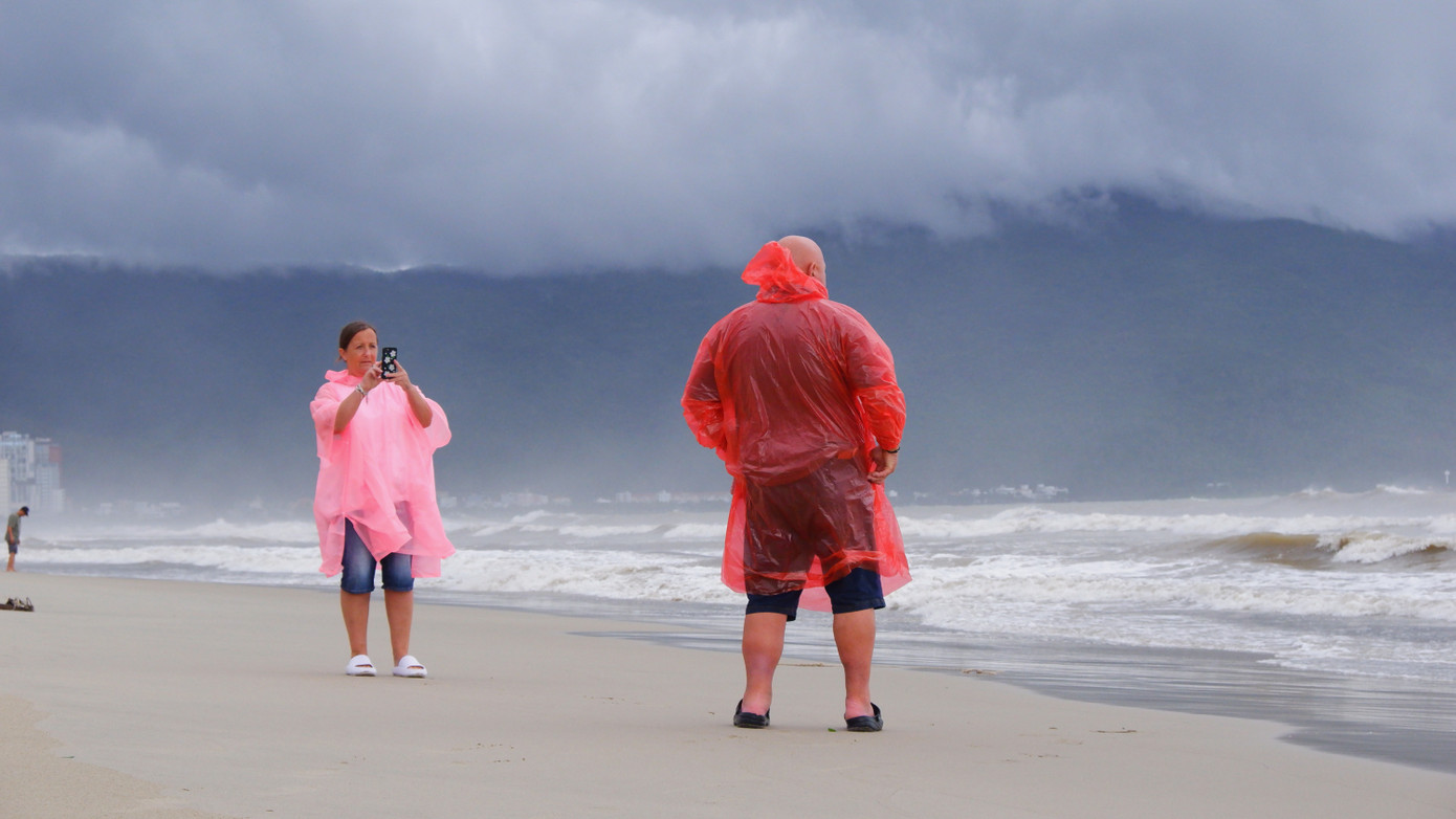 Khung cảnh biển sau bão là trải nghiệm thú vị đối với nhiều du khách nước ngoài đến Đà Nẵng dịp này.