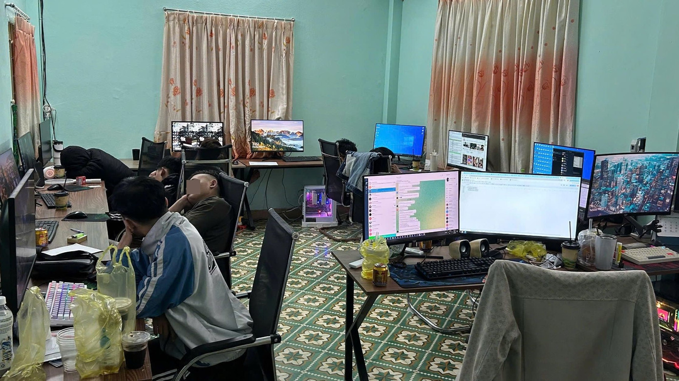 Hiện trường một địa điểm hoạt động vi phạm pháp luật trên không gian mạng của đường dây.