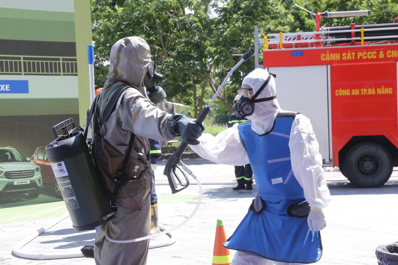 Sau khi kết thúc tẩy xạ, các lực lượng ứng phó hiện thu hồi nguồn phóng xạ, các mảnh bị nhiễm bẩn phóng xạ tại hiện trường và di chuyển các thùng chì có chứa chất nhiễm phóng lên xe và đưa đi xử lý.